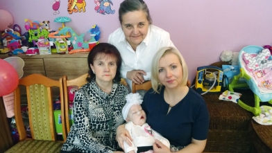 Wolontariuszka WHD Krystyna Kowalówka z Wiktorią i jej mamą