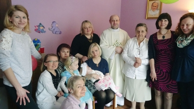 Rodzina, wolontariuszki i kapelan WHD podczas urodzin Wiktorii