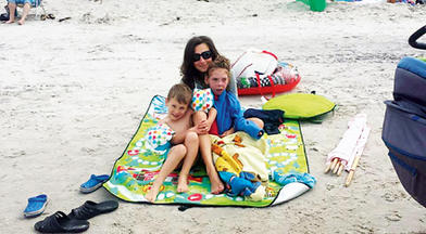 Jaś na plaży z mamą i młodszym bratem