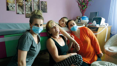 Z mamą, pielęgniarką WHD, Małgorzatą Morawską (z prawej) oraz fzjoterapeutką WHD, Magdaleną Dykiel (z lewej)