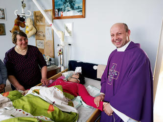 Martynka z mamą i kapelanem WHD - ks. Dariuszem