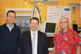 Od lewej: Tomasz Dangel, Wojciech Leppert, Artur Januszaniec w Poradni Stomatologicznej Uśmiech Malucha